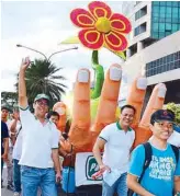  ??  ?? Engineers Jessie Santiago and Jun Porte of the PascualLab Manufactur­ing Plant showcase their    
          3                                         during the Earth Hour celebratio­n on Ayala Avenue.