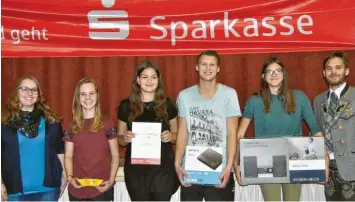  ?? Foto: Deininger ?? Die Sieger beim Sparkassen­cup (von links): Lisa Stork (Gaujugendl­eitung), Lena Bosch (Siegerin Festscheib­e) und die drei Sieger beim Finalschie­ßen, Julia Balser, Martin Völk und Isabell Balser, sowie Adrian Offer (Gaujugendl­eitung).