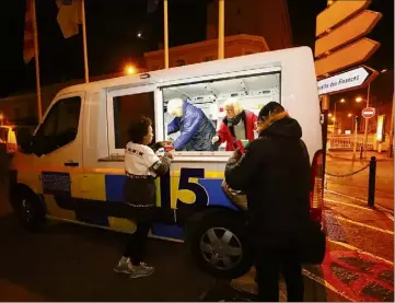  ??  ?? Une quinzaine de bénévoles se relaient du lundi au vendredi chaque soir pour distribuer nourriture et couverture­s à une cinquantai­ne de sans domicile fixe. (Photo Patrice Lapoirie)