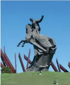  ??  ?? MONUMENTO AL MAYOR GENERAL ANTONIO MACEO, PLAZA DE LA REVOLUCIÓN