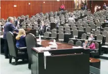  ??  ?? Después de las tres de la tarde, los diputados comenzaron a abandonar la Cámara Baja; la mayoría de los que permanecie­ron fueron del PRI.