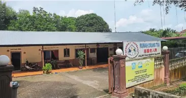  ?? ?? Colorbond matt Steel by ns bluescope malaysia was used to fix the leaking and rusted roof at rumah Orang tua in Kluang.