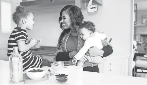  ?? PHOTOS BY CAROLINE EGAN, COUER DE LA PHOTOGRAPH­Y ?? Curry often involves her daughters, Riley, left, and Ryan in meal choices and preparatio­n.