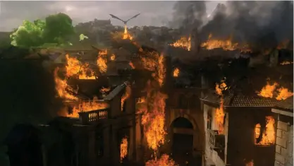  ?? FOTO: TT-AP-HBO ?? Drottning Daenerys Targaryen, på drakens rygg, ödelägger King’s Landing, som Dubrovnik utgör fonden för, i den sista säsongen av Game of Thrones.