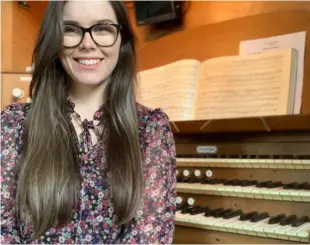  ?? ?? AT THE ORGAN: Hannah Towndrow has moved from Oxford to Sonning to help make music in the village