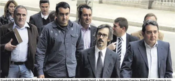  ?? Pol Solà / ACN ?? El exalcalde de Sabadell, Manuel Bustos, a la derecha, acompañado por su abogado, Cristobal Martell, y, detrás, entre otros, su hermano Francisco, llegando al TSJC en mayo de 2013.