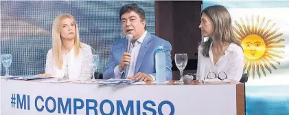  ??  ?? Lanzamient­o. Los matanceros Verónica Magario y Fernando Espinoza quieren ir por la gobernació­n.