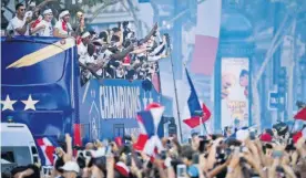  ??  ?? Aficionado­s de abarrotaro­n los Campos Elíseos para recibir a los campeones, en un desfile coronado con aviones que tiñeron el cielo.