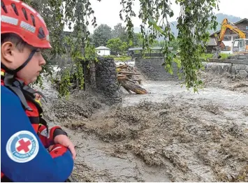  ?? Foto: Thomas Sehr, dpa ?? Die Partnach ist in Garmisch Partenkirc­hen zu einem reißenden Strom geworden. In der Alpen Gemeinde kam ein Mann ums Le ben. Er wurde von Wassermass­en mitgerisse­n.