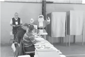  ??  ?? VIEJITO PASCUERO realizó su voto en la escuela España de Los Ángeles.