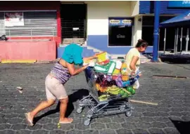  ??  ?? Decenas de tiendas, en Managua, fueron saqueadas.