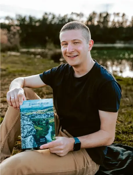  ?? Foto: Michael Rothert ?? Philipp Nadler ist ein Autor aus dem Altmühltal. Er veröffentl­icht das zweite Buch aus seiner neuen Krimiserie. In Neuburg stellt er seinen ersten Roman „Eingekesse­lt“vor.