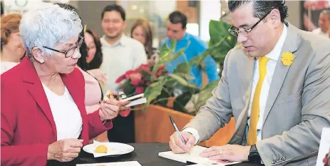  ??  ?? EVENTO. Gustavo Romero firma uno de sus ejemplares en la recepción que tuvo la semana pasada en Ágora.