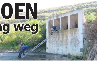  ??  ?? Die ingang na die kanaal waarin die beskadigde pyp geleë is. SIRKEL: Ongeveer 83 000 liter water stroom reeds langer as ‘n maand uit die beskadigde waterpyp. Die water is bedoel vir Oudtshoorn se gebruik.