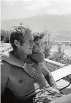  ??  ?? Steve McQueen con Chad (nel 1971) nel deserto del Mojave, in California.