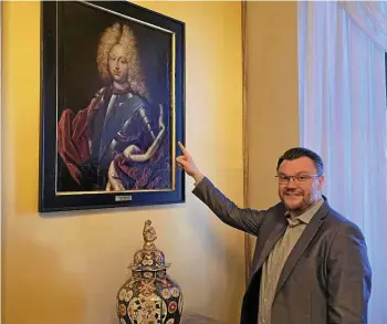  ?? TONI JANOSCH KRAUSE ?? Marco Karthe, persönlich­er Referent des Direktors der Altenburge­r Museen, mit einem Gemälde Friedrich II. von Sachsen-Gotha-Altenburg. Der Herzog trägt darauf eine Allonge-Perücke.