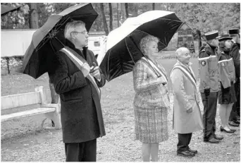  ??  ?? Jean-Christophe Piéquet, Nicolle Conan, Gérard Fossé, unis dans l’hommage aux combattant­s de la Grande Guerre.