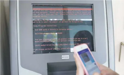  ?? FOTO: REUTERS ?? ►► Cajero automático afectado por ciberataqu­e de este martes en Ucrania.