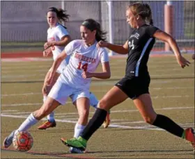  ?? BOB RAINES — DIGITAL FIRST MEDIA ?? Caitlin Iannetta tries to tackle Souderton’s Aliea Kramer before she can send the ball up field Tuesday.