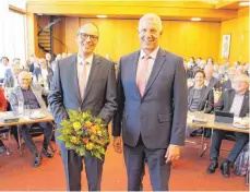  ?? FOTO: LANDRATSAM­T ?? Landrat Heiko Schmid (rechts) gratuliert Holger Adler zu seiner Wahl zum Finanzdeze­rnent.