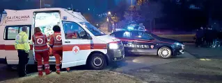  ?? (foto Bennati) ?? I soccorsi L’intervento di ambulanze e i carabinier­i al luna park del paese comasco