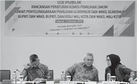  ?? MIFTAHULHA­YAT/JAWA POS ?? TAMPUNG MASUKAN: Ketua KPU Arief Budiman (tengah) bersama Komisioner Wahyu Setiawan (kiri) dan
Evi Novida Ginting Manik memaparkan dua rancangan peraturan KPU tentang penyelengg­araan pilkada dalam forum uji publik di Jakarta kemarin.