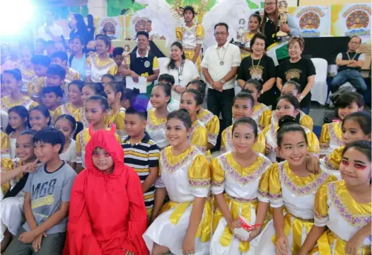  ?? — Chris Navarro ?? SINUKWAN WINNER. FLKI President Tess Laus, Board Member Rosve Henson , Robinsons Land Regional Operations Manager Jodee Pineda Arroyo and Dr. Lou Javier award the 1st place trophy to Achievers Special Education Center of Angeles City during Saturday’s Sinukwan Festival 2016 at Robinsons Starmills ,Pampanga. Also in photo is Engr. Marni Castro and CIty Tourism Officer Ching Pangilinan.