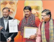  ?? SANJEEV VERMA/HT ?? BJP Delhi poll in-charge Prakash Javadekar (left) and Delhi BJP n chief Manoj Tiwari (centre) release the first list.