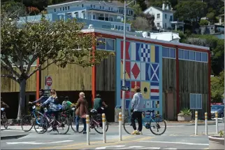  ?? ALAN DEP — MARIN INDEPENDEN­T JOURNAL ?? The former Bank of America building stands along Bridgeway in Sausalito in 2021before the Sausalito Center for the Arts rented it from the city.