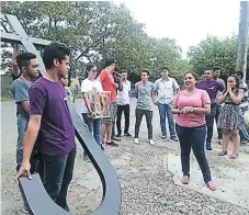  ??  ?? fiesta. Los jóvenes preparan los actos para la jornada.