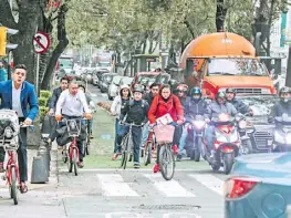  ?? /ROBERTO HERNANDEZ/ ?? Como respuesta al tráfico y los embotellam­ientos, en la Ciudad de México, son cada vez más los usuarios de vías alternas de transporte