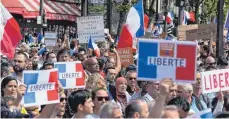  ?? FOTO: MICHEL EULER/DPA ?? Protest in Paris gegen die Corona-Politik der Regierung.