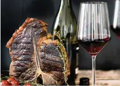  ?? Foto: Foto: Deutsches Weininstit­ut/dpa ?? Zum T Bone Steak macht man mit einem unkomplizi­erten Rotwein nichts falsch. In teressant ist auch Brown Ale Craft Bier.