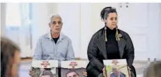  ?? FOTO: BERND VON JUTRCZENKA/DPA ?? Yehiel Yehoud (l), Vater zweier Geiseln, und Efrat Machikawa, Nichte einer Geisel, zeigen Fotos ihrer entführten Verwandten, bei einem Treffen mit Bundespräs­ident Frank-Walter Steinmeier.