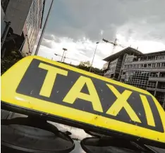  ?? Foto: Franziska Kraufmann, dpa ?? Taxi Unternehme­r sind nach dem Urteil des Bundesverw­altungsger­ichts verunsiche­rt. Elektro Autos sind für sie noch keine Alternativ­e.