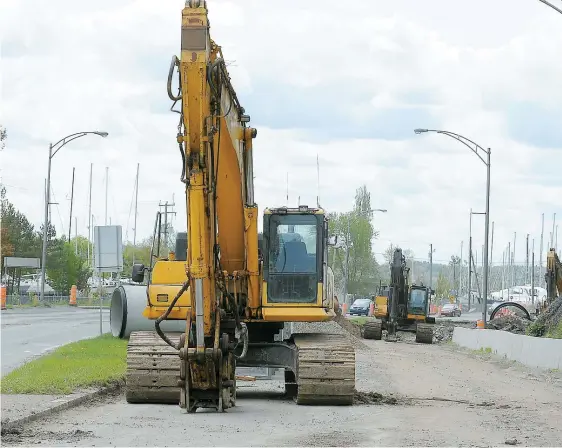  ??  ?? À Québec, comme partout dans la province, c’est le calme plat sur les chantiers de constructi­on depuis le début du conflit.