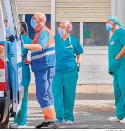  ?? JULIO GONZÁLEZ ?? Personal médico, junto a una ambulancia en el exterior del Puerta del Mar.