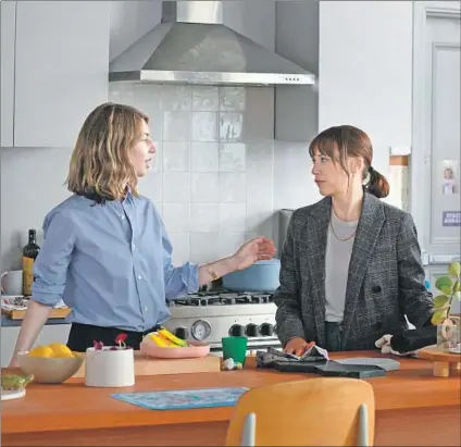  ?? A24/Apple+ ?? DIRECTOR Sofia Coppola, left, discusses a scene with Rashida Jones during filming of the bitterswee­t comedy “On the Rocks.”