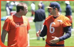  ?? H. Rick Bamman – Shaw Media ?? Chicago Bears’ offensive coordinato­r Adam Gase and quarterbac­k Jay Cutler talk on the sideline following practice June 16 during the first mini camp at Halas Hall in Lake Forest.