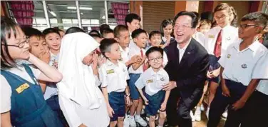  ?? PIC BY AMRAN HAMID ?? China ambassador to Malaysia Dr Huang Huikang with SRJK (C) Kee Chee pupils in Alor Star yesterday.