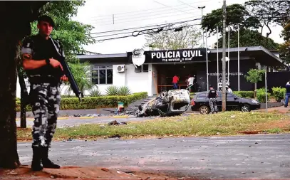  ?? Fotos: Marcos Zanutto ?? Com o tumulto formado em frente à unidade policial, foram depredados carros particular­es e viaturas descaracte­rizadas da Polícia Civil