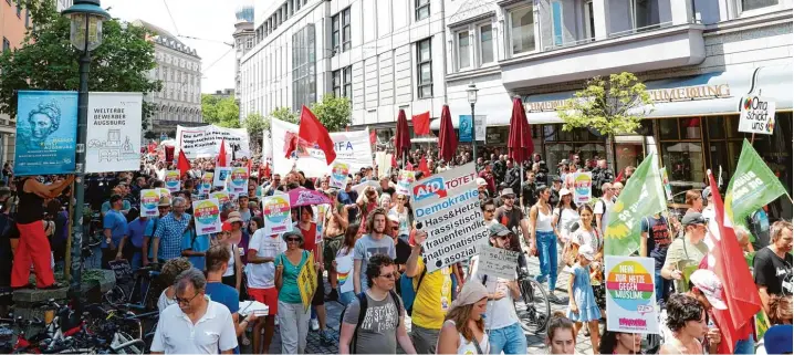  ?? Foto: Alexander Kaya ?? Bunt, kreativ und fast alle friedlich: Die Demonstran­ten gegen den AfD Parteitag auf dem Weg zur zentralen Kundgebung auf dem Augsburger Rathauspla­tz.