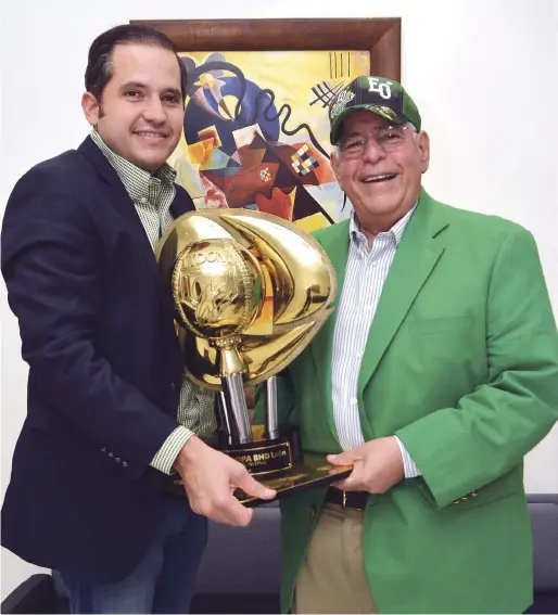  ?? FOTO GLAUCO MOQUETE | DISEÑO JULIO ANÍBAL RAMÍREZ ?? José Mallén y José Mallén Calac levantan el trofeo de campeón conquistad­o por las Estrellas Orientales, equipo que venció a los Toros del Este en la final.