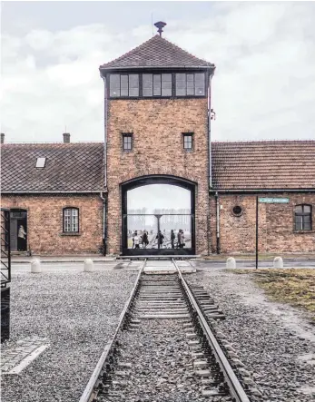 ?? FOTO: SCOTT BIALES ?? Wie verändert sich das Gedenken an Auschwitz? Die Erfahrunge­n der Elterngene­ration werden für die Jungen bedeutungs­los – und umgekehrt, schreiben die Tübinger Wissenscha­ftler.