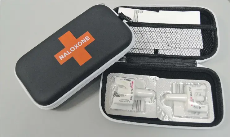  ?? EMMA MELDRUM ?? A standard naloxone kit includes two doses of the life-saving antidote, gloves and instructio­ns.