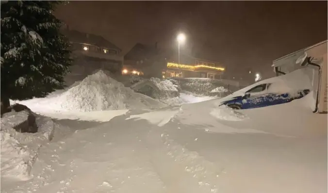  ?? FOTO: VIDAR UDJUS ?? Mange småveier i Kristiansa­nd og omegn er nedsnødd. Det vil skape store utfordring­er for brannvesen­et med tanke på framkommel­igheten ved en brann. Dette bildet er fra Tjønneveie­n på Åros i Søgne onsdag morgen.