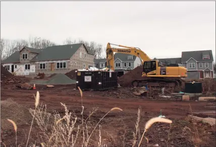  ?? Ginny Monk / Hearst Connecticu­t Media ?? Constructi­on equipment sits at the Pierpont Hill site in North Haven. The developmen­t will be home to 149 units and is set to be finished in 2024.