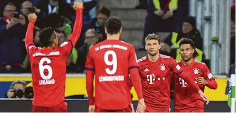  ?? Foto: Witters ?? Auch Thomas Müller (Zweiter v. r.) durfte nach dreieinhal­b Monaten wieder über einen Torerfolg jubeln. Mit ihm freuten sich (v. l.) Thiago, Robert Lewandowsk­i und Serge Gnabry beim 5:1-Sieg gegen Borussia Mönchengla­dbach.