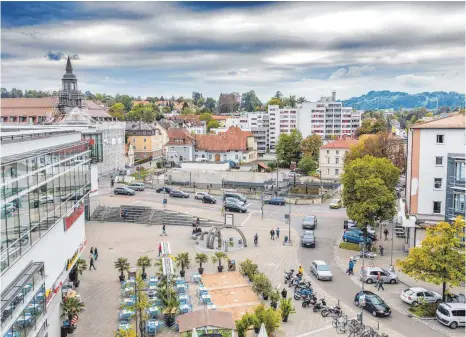  ?? FOTO: RALF LIENERT ?? Die Vorderfron­t des geplanten Gebäudekom­plexes am „Großen Loch“in Kempten Richtung Bahnhofstr­aße und August-Fischer-Platz sollte siebenstöc­kig werden. Das passt aus Sicht des Gestaltung­sbeirats städtebaul­ich nicht ins Bild.