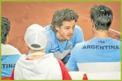  ?? AP ?? CAPITAN. Gaudio estuvo adentro de la cancha, junto a la dupla.